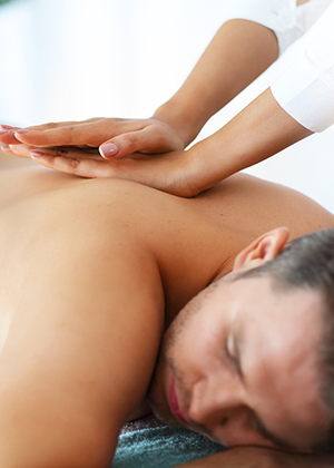 client is taking full body massage treatment at rainbow massage center Karachi